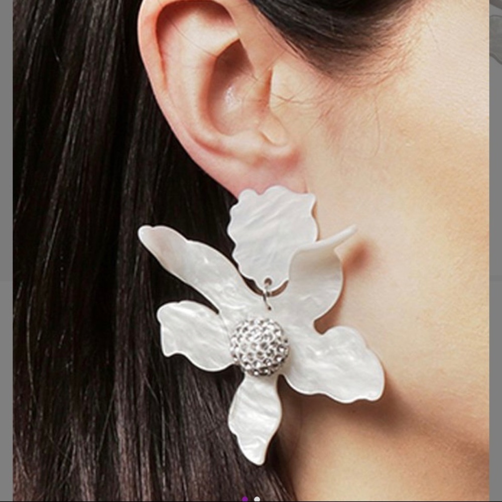 NWT Amrita Singh White Flower Crystal Earings